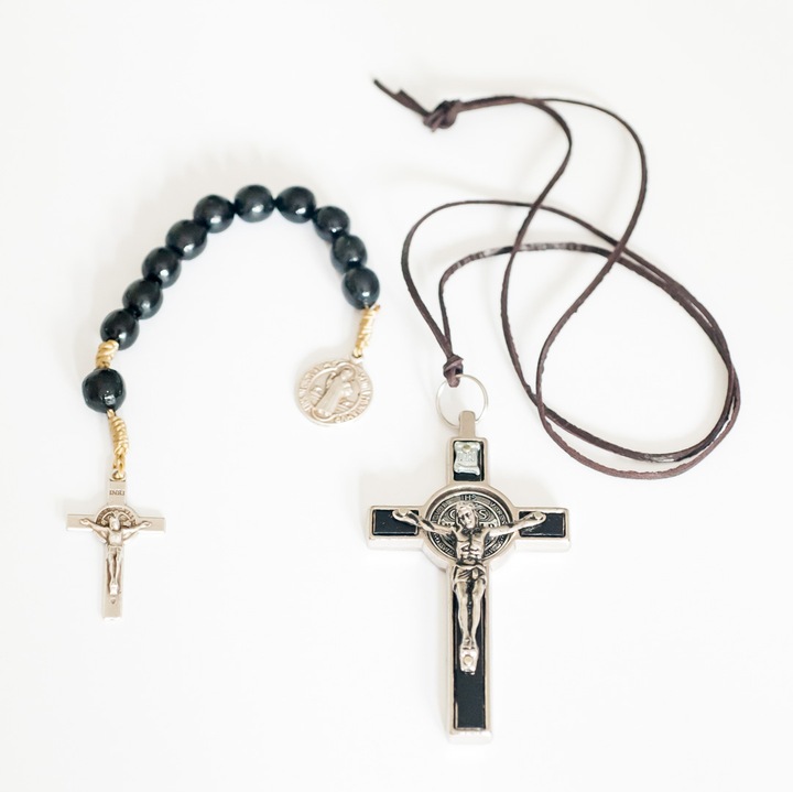 KRZYŻYK METALOWY CZARNY ŚW Benedykta 4,5 x 8cm /dziesiątka drewniana 2 w 1