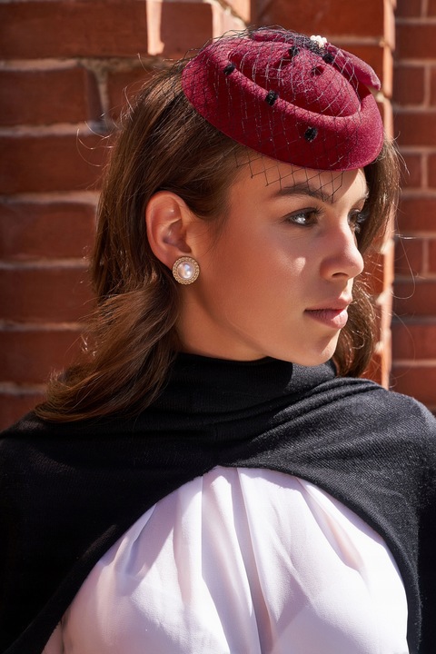 Damski filcowy kapelusz toczek fascynator retro