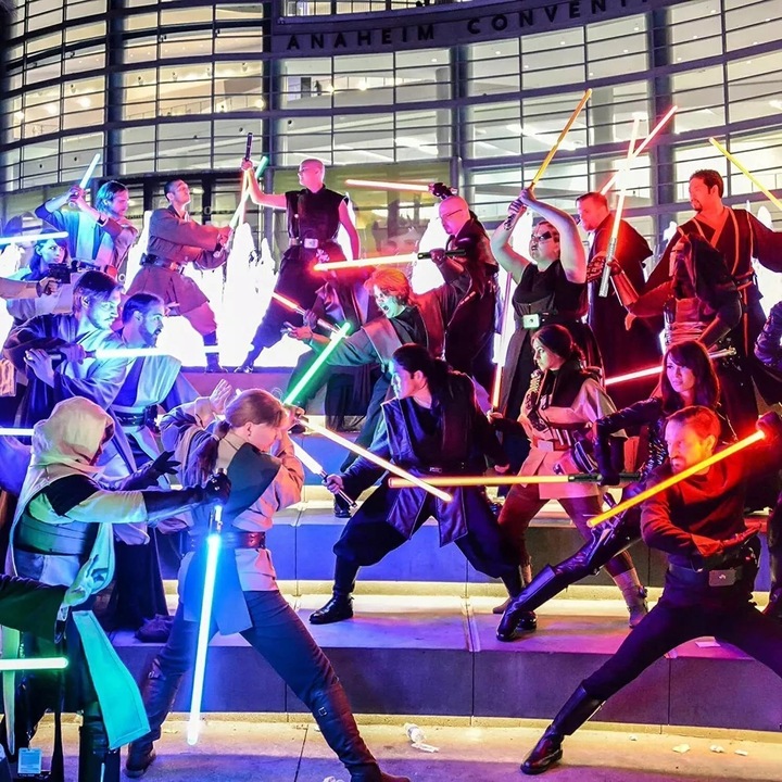 ZABAWKOWY MIECZ ŚWIETLNY ŚWIECĄCY Z DŹWIĘK 14 KOL