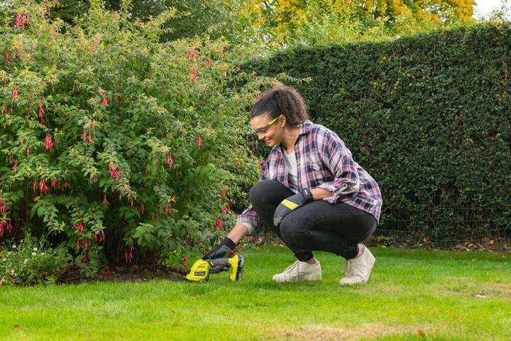 RYOBI NOŻYCE AKUMULATOROWE DO KRZEWÓW ŻYWOPŁOTU TRAWY 18V RY18GSA-0 ONEPLUS