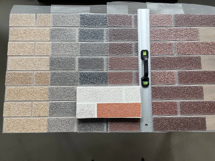 Próbki kolorystyczne cegieł AMK na siatce