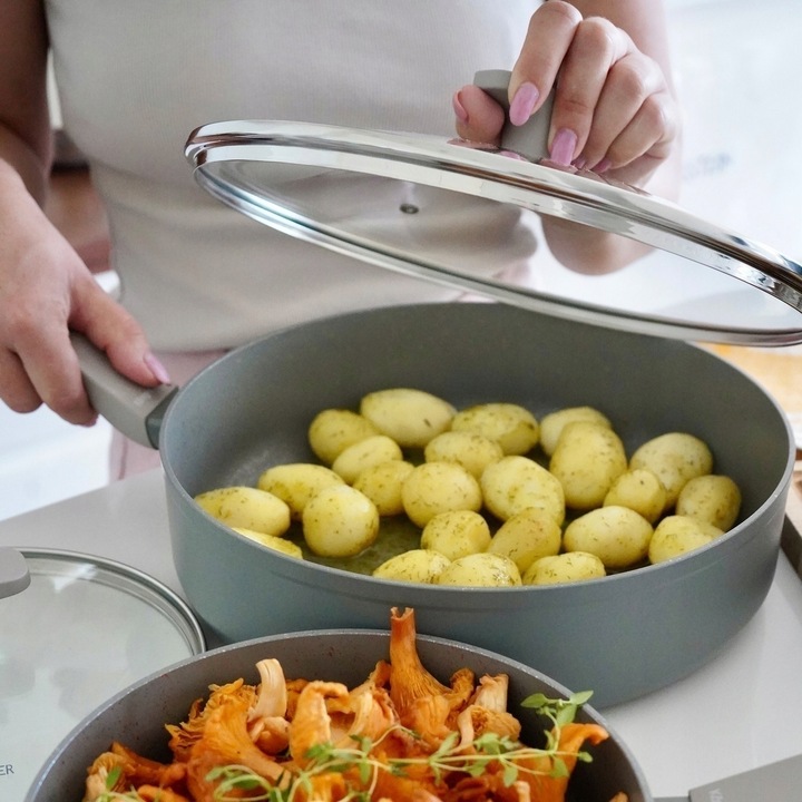 Patelnia na indukcję PATELNIA GŁĘBOKA NON-STICK Z POKRYWKĄ 28cm Pancetta