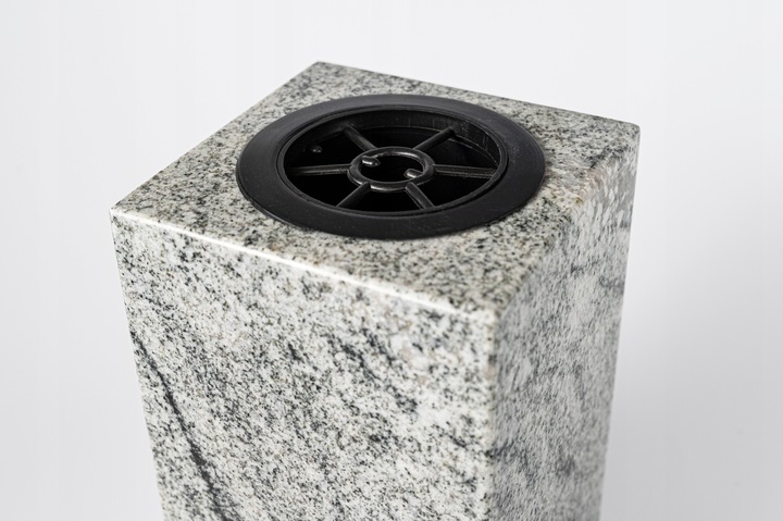 Ekskluzywny Biały Wazon Granitowy na Grób (Wiscount White) 28cm