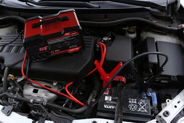 Ładowarka prostownik samochodowy do akumulatorów DC 12 A, 6V i 12V IP20