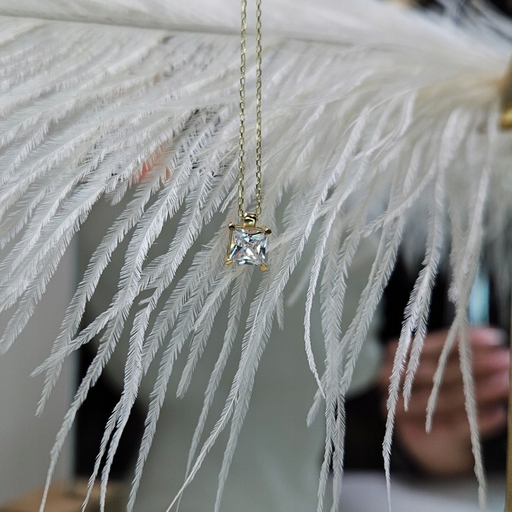 Złoty łańcuszek z pojedynczą białą cyrkonią - pr. 585