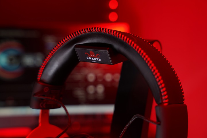 STOJAK UCHWYT NA SŁUCHAWKI LED RGB PODŚWIETLENIE HUB + 4x USB