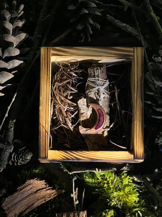 Naszyjnik ręcznie robiony z żywicy epoksydowej i drewna Czerwony Księżyc