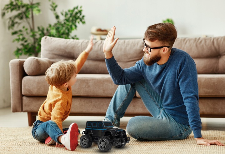 SAMOCHÓD TERENOWY AUTO ZDALNIE STEROWANE SWAT PILOT ŁADOWARKA USB HUMMER