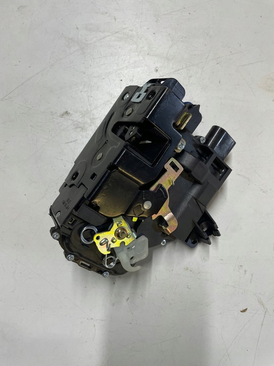 ZAMEK DRZWI PRZÓD PRAWY VW Passat B5 FL Golf IV 4 SKODA OCTAVIA