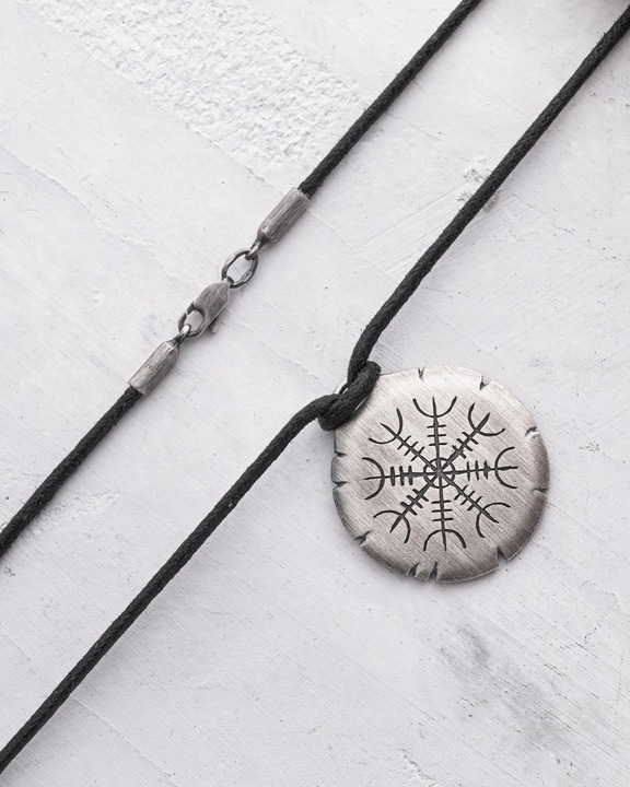 Srebrny wisiorek HELMET of TERROR (na sznurku)