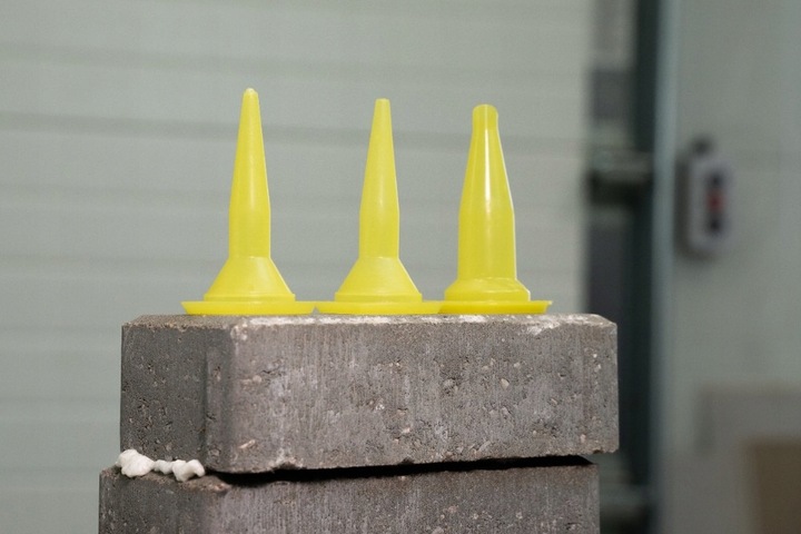 Pistolet wyciskacz do silikonu mas uszczelniacza klejów 600ml MOCNY