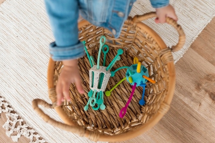 PRZECIĄGANIEC ZIPPEE ZABAWKA SENSORYCZNA prezent dla dzieci 18m+ MOBI