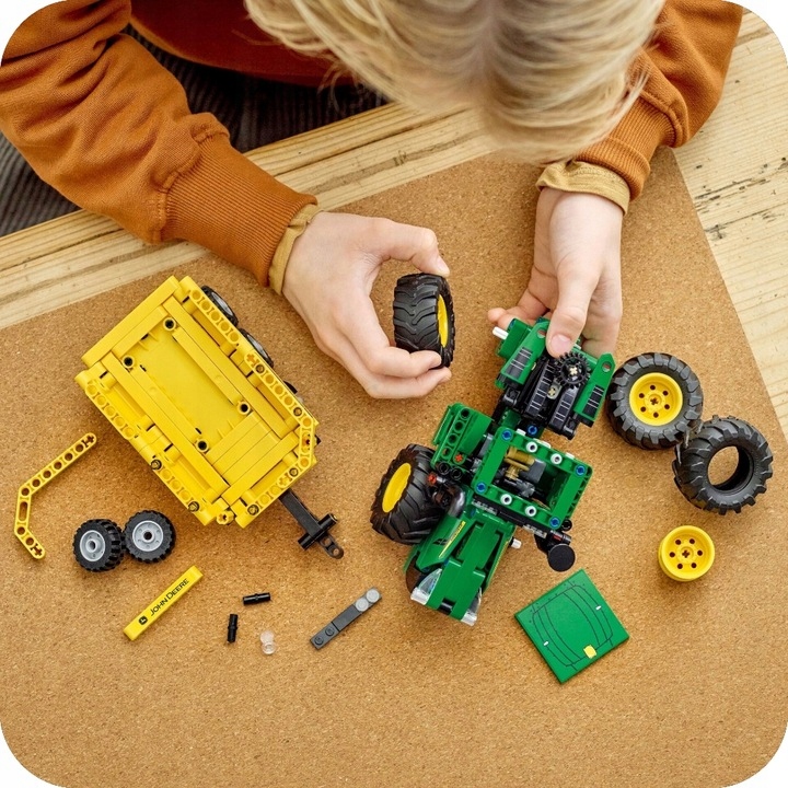 ZESTAW KLOCKÓW LEGO TECHNIC CIĄGNIK Z WYWROTKĄ PRZYCZEPKĄ TRAKTOR JOHN DEER