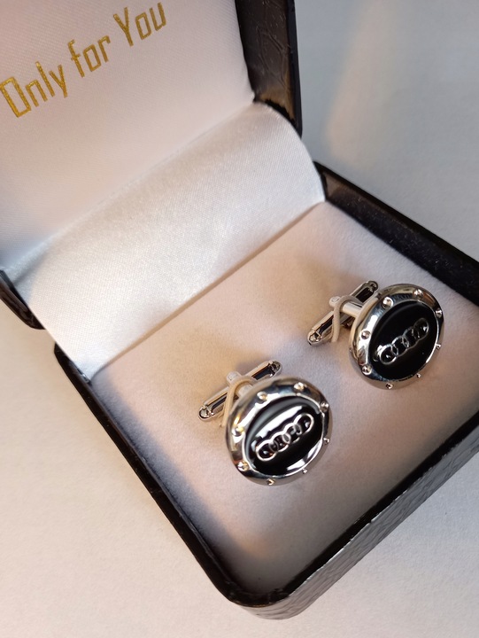 Exciting spinki do mankietów koszuli Audi