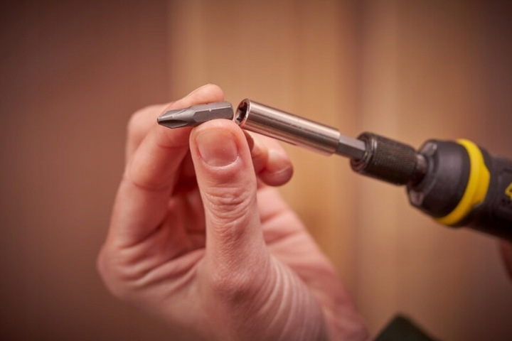 Wkrętak akumulatorowy STANLEY FATMAX 4V z ładowarką i bitami LED