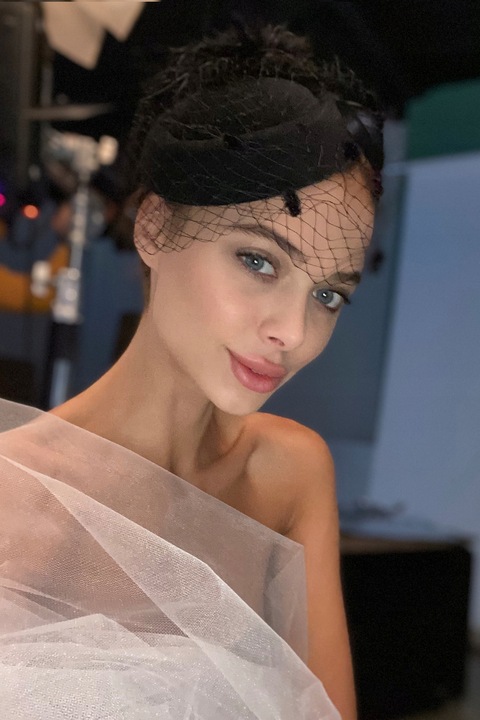 Czarny fascynator toczek stroik z woalką i piórami