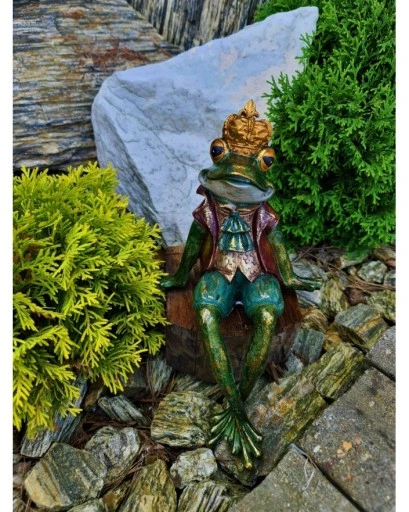 FIGURKA FIGURA ŻABA ŻABKA SIEDZĄCA W KORONIE