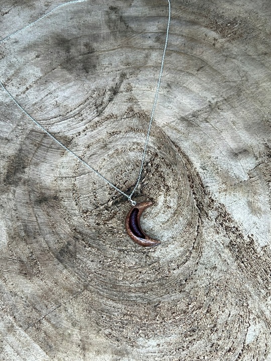 Naszyjnik ręcznie robiony z żywicy epoksydowej i drewna Czerwony Księżyc