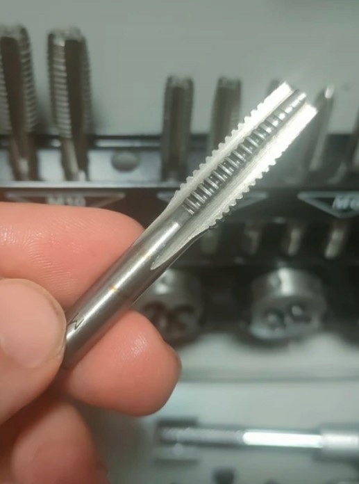 ZESTAW GWINTOWNIKÓW I NARZYNEK CALOWYCH 24EL. JBC