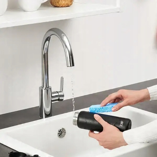 Czarny bidon na wodę elegancki i sportowy do biura na siłownię ION8 0,6 l