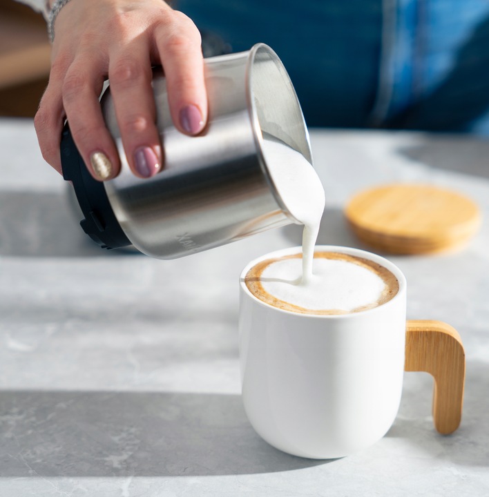 Młynek do kawy i spieniacz do mleka First Austria