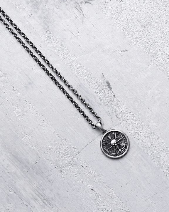 Srebrny wisiorek VEGVISIR WITH SKULL