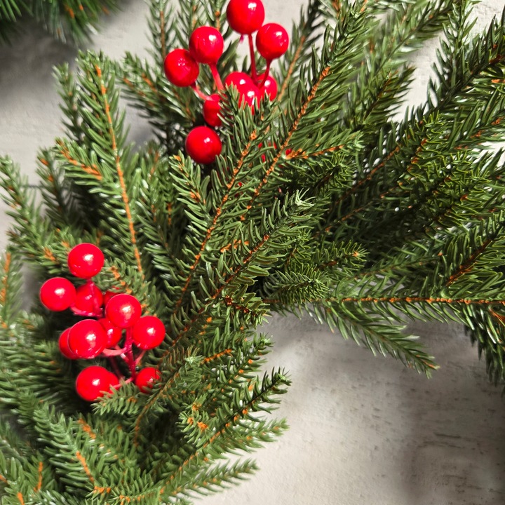 Wianek świąteczny ŚWIERK NATURA jarzębina PE dekoracja drzwi stół wieniec