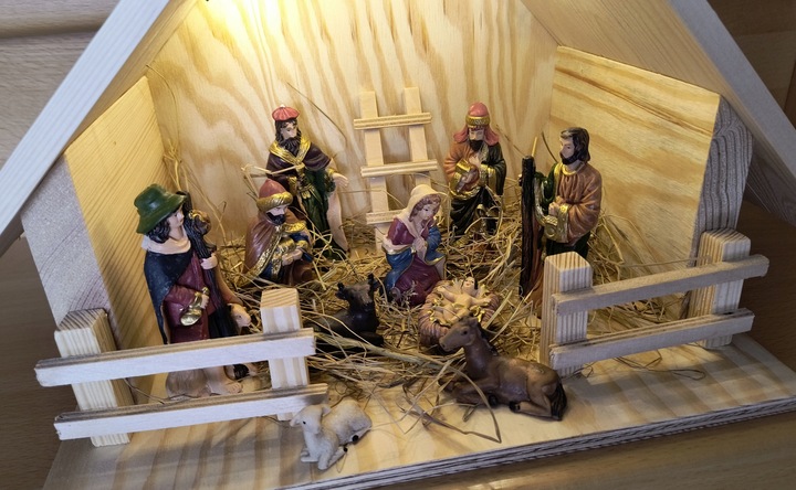 Szopka Bożonarodzeniowa drewniana z figurkami stajenka oświetlenie led
