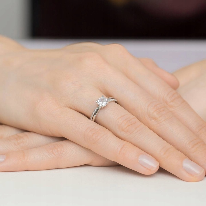 PIĘKNY SREBRNY PIERŚCIONEK 925 z CYRKONIAMI r.10