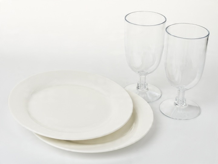 KOSZ PIKNIKOWY WIKLINOWY TALERZE SZTUĆCE 4 OSOBY