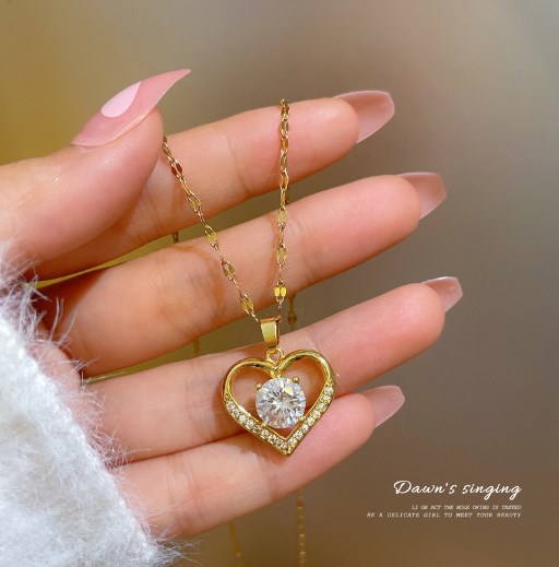 ŁAŃCUSZEK Z ZAWIESZKĄ POZŁACANY 18 KARATOWYM ZŁOTEM W KSZTAŁCIE SERCA