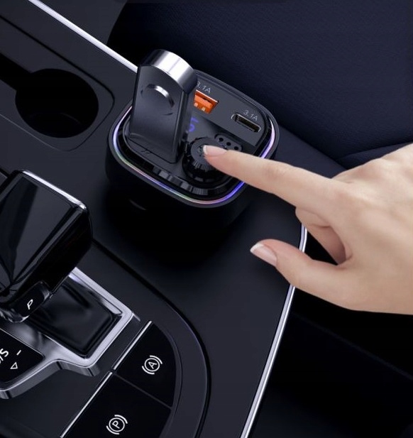 TRANSMITER SAMOCHODOWY FM BLUETOOTH LED USB i USB-C QC 3.1A RECCI