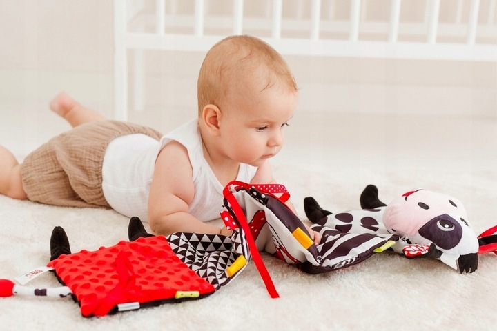 BaliBaZoo KSIĄŻECZKA HARMONIJKA KRÓWKA sensoryczna do łóżeczka dwustronna