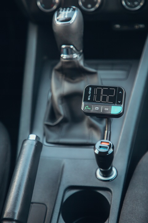 TRANSMITER FM BLUETOOTH 5.0 ZESTAW GŁOŚNOMÓWIĄCY SD QC 3xUSB SIRI/GOOGLE