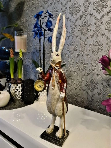 FIGURKA FIGURA - ZAJĄC KRÓLIK Z ZEGAREM model I