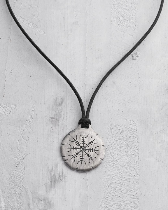 Srebrny wisiorek HELMET of TERROR (na sznurku)