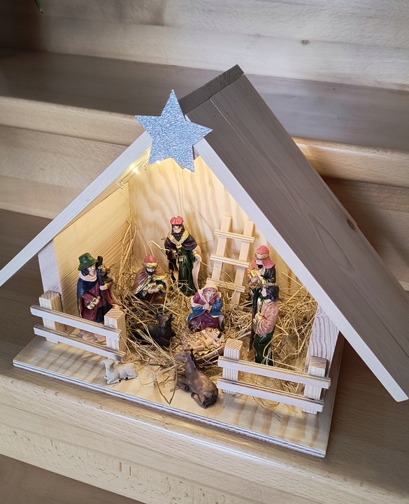 Szopka Bożonarodzeniowa drewniana z figurkami stajenka oświetlenie led