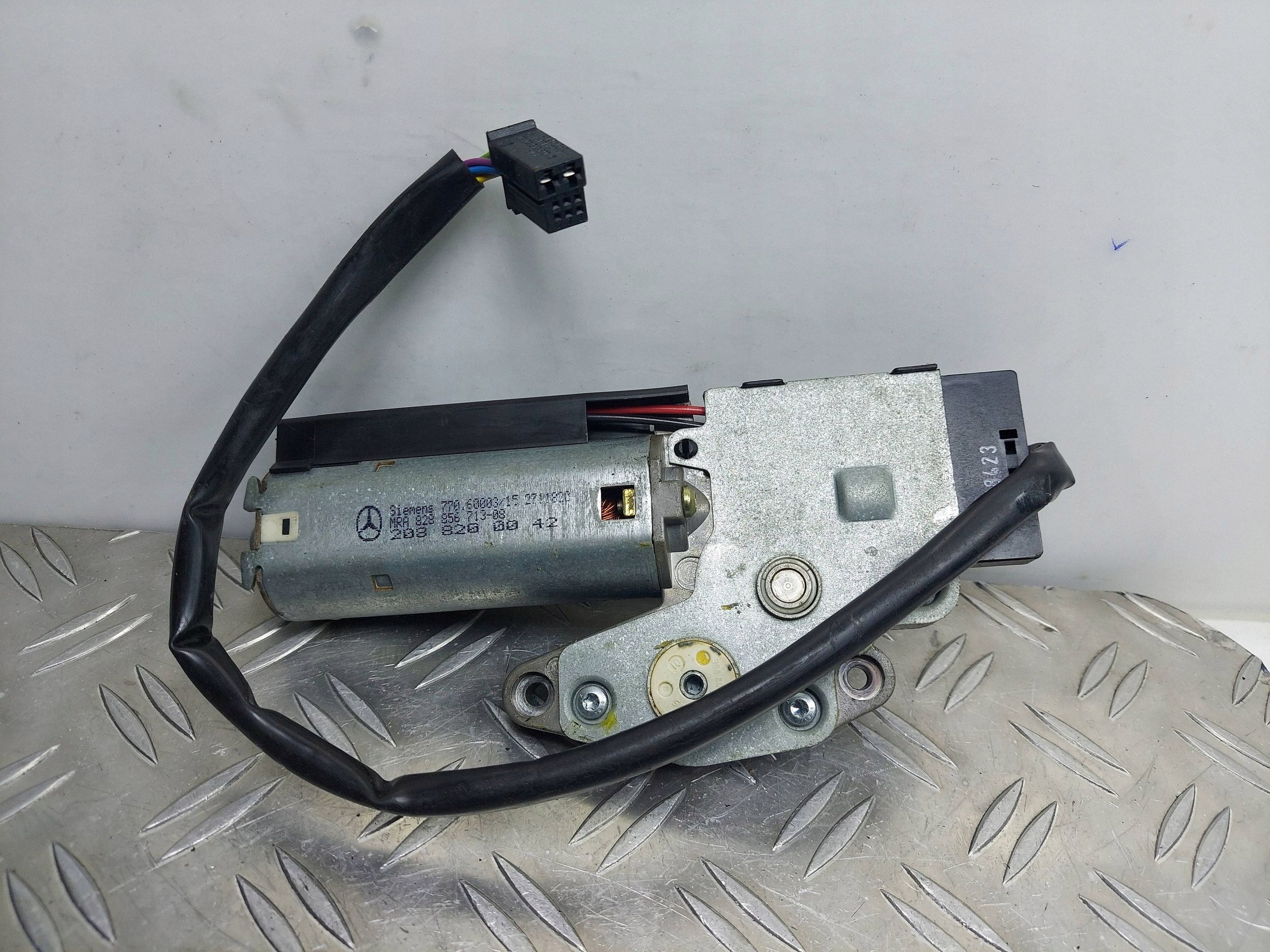 SILNICZEK SZYBERDACHU MERCEDES C208 2088200042