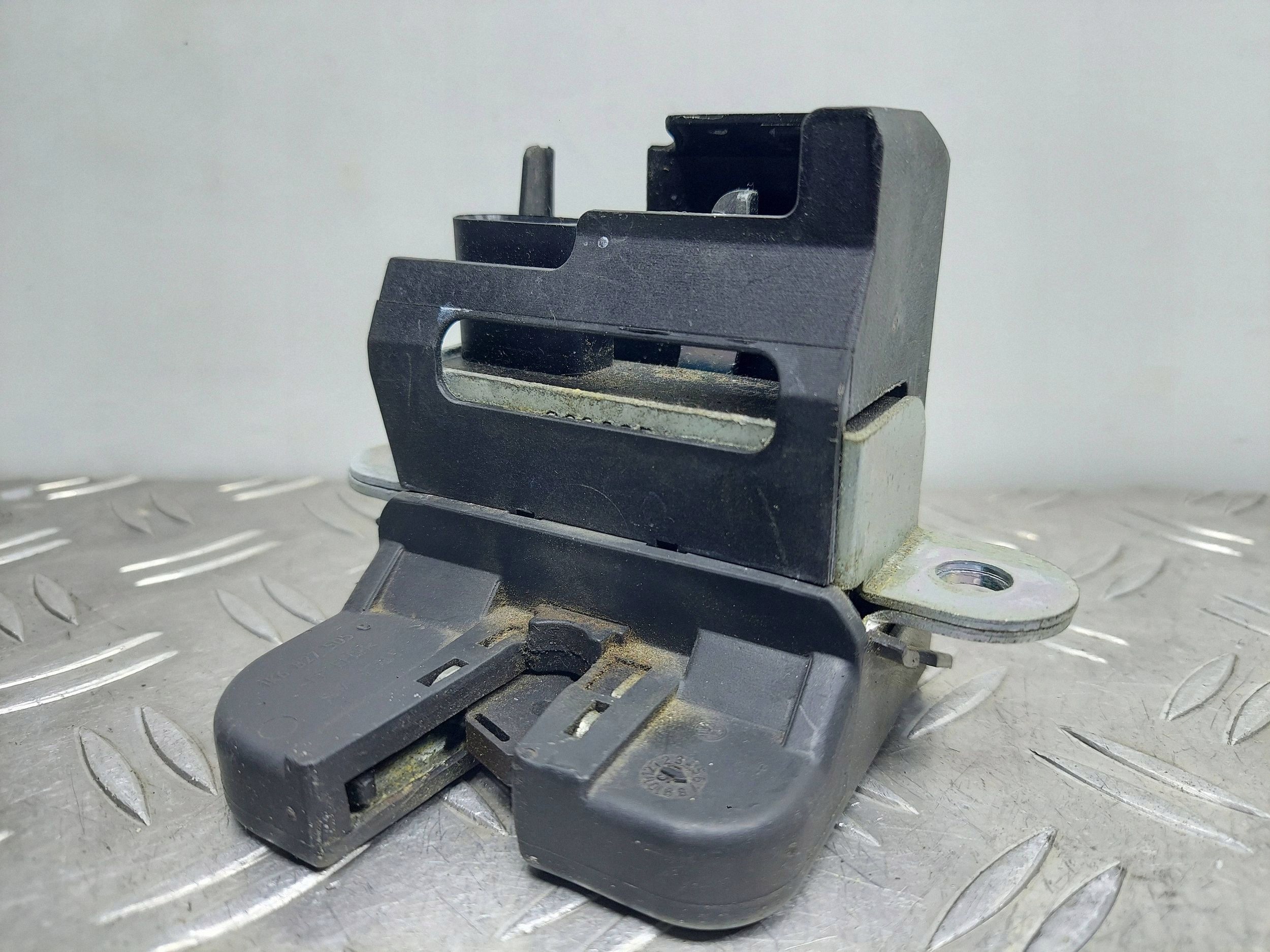 ZAMEK KLAPY BAGAŻNIKA VW GOLF V 1K6827505C