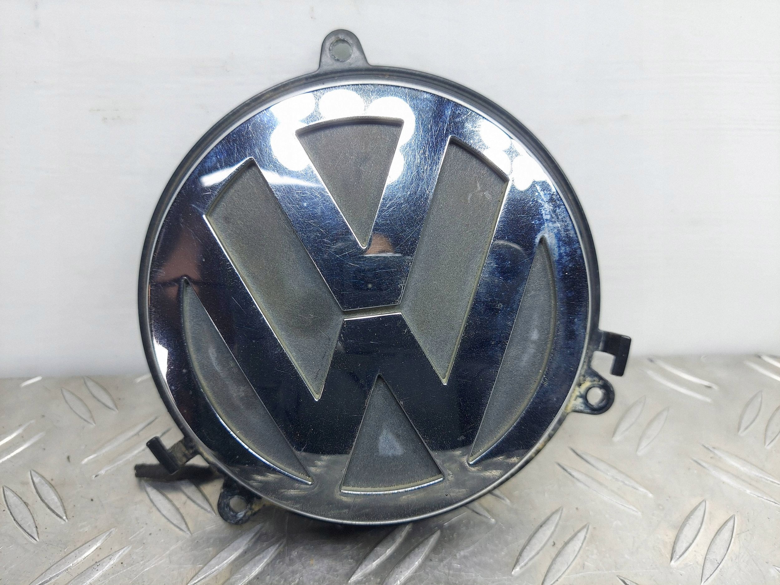 KLAMKA KLAPY BAGAŻNIKA EMBLEMAT VW PASSAT B6 3C5827469D 3C5827469C