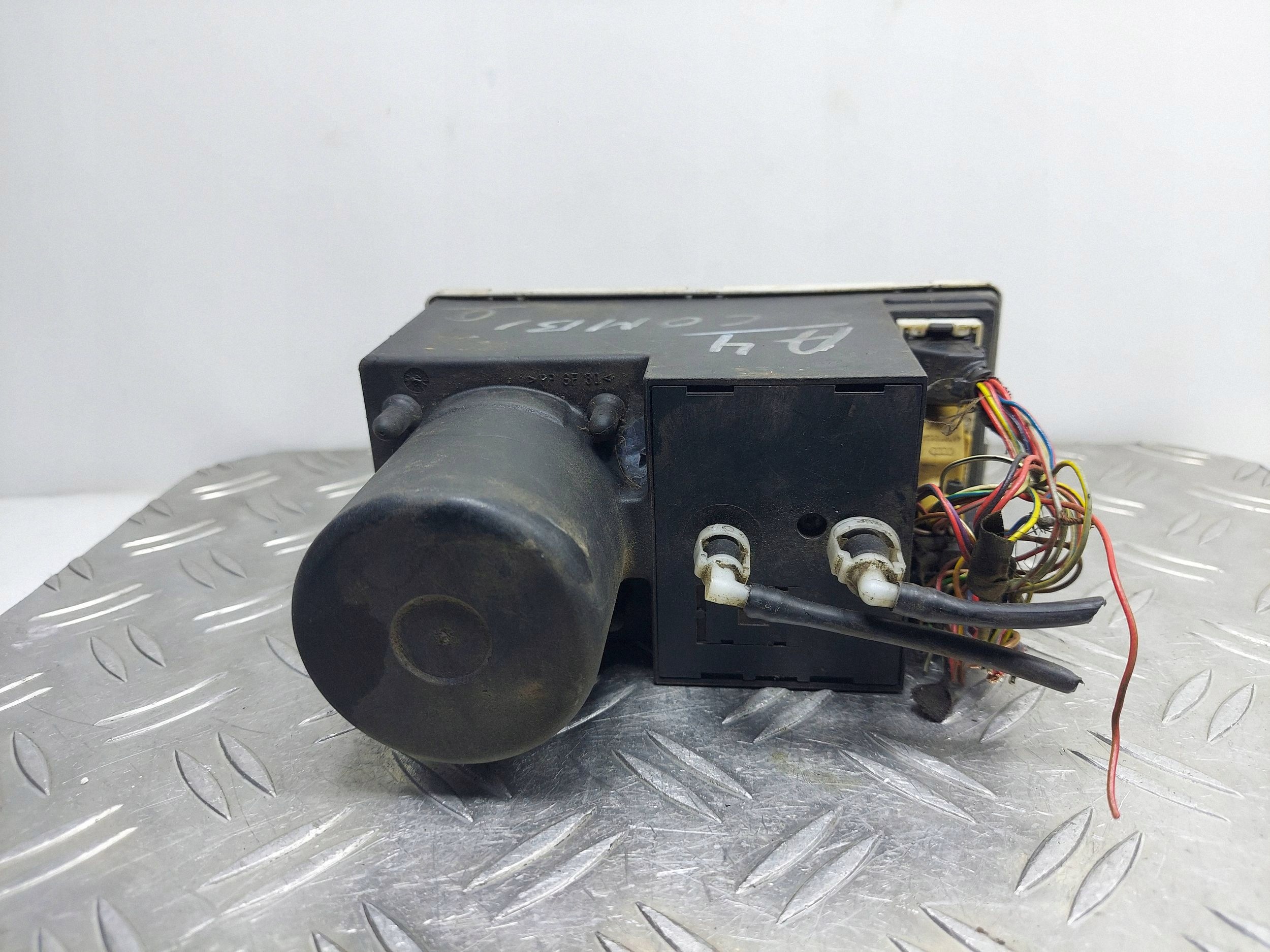 POMPKA CENTRALNEGO ZAMKA AUDI A4 B5 8D0862257B