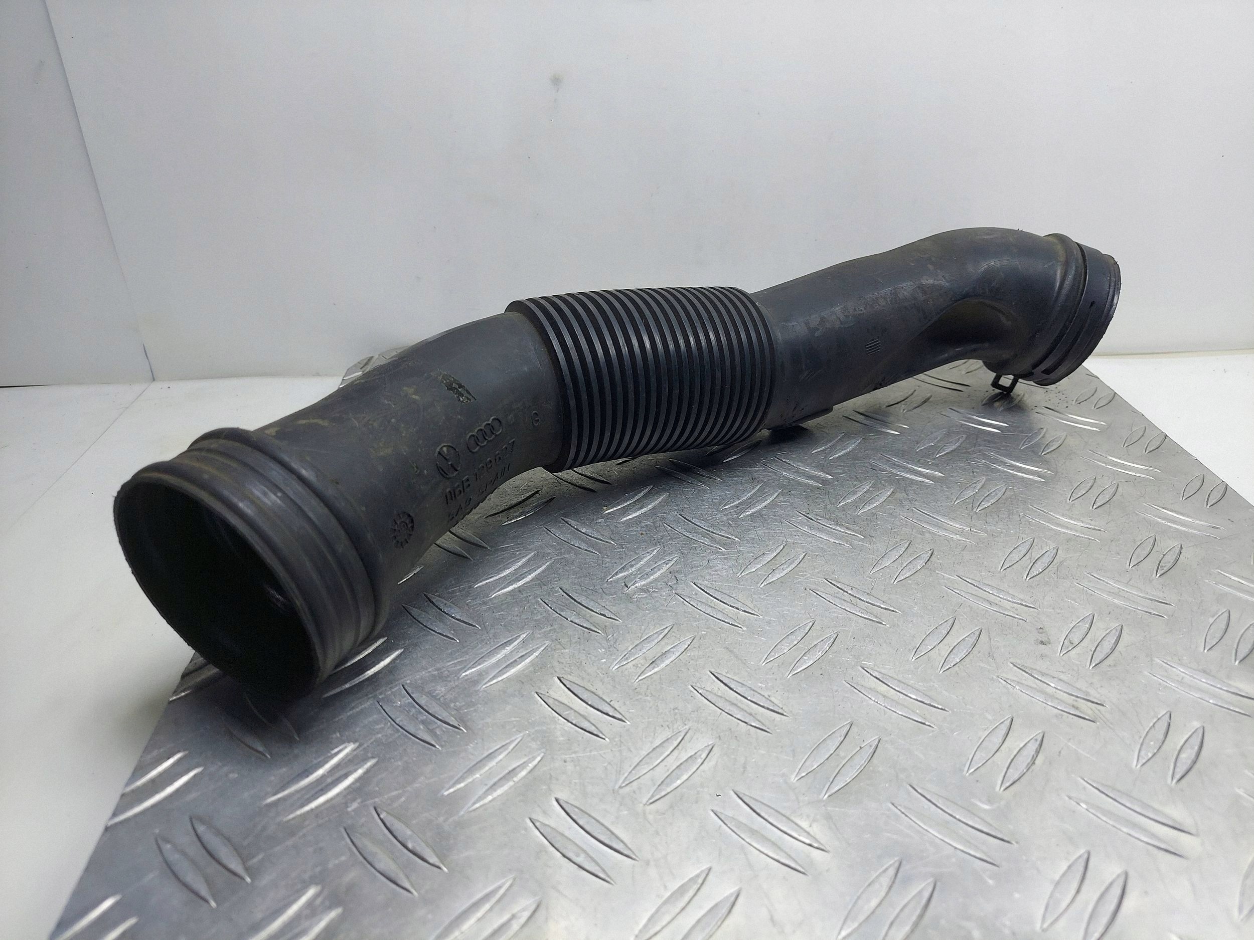 WĄŻ RURA DOLOTOWA POWIETRZA VW PASSAT B5 AUDI A4 B5 1.6 06B129627