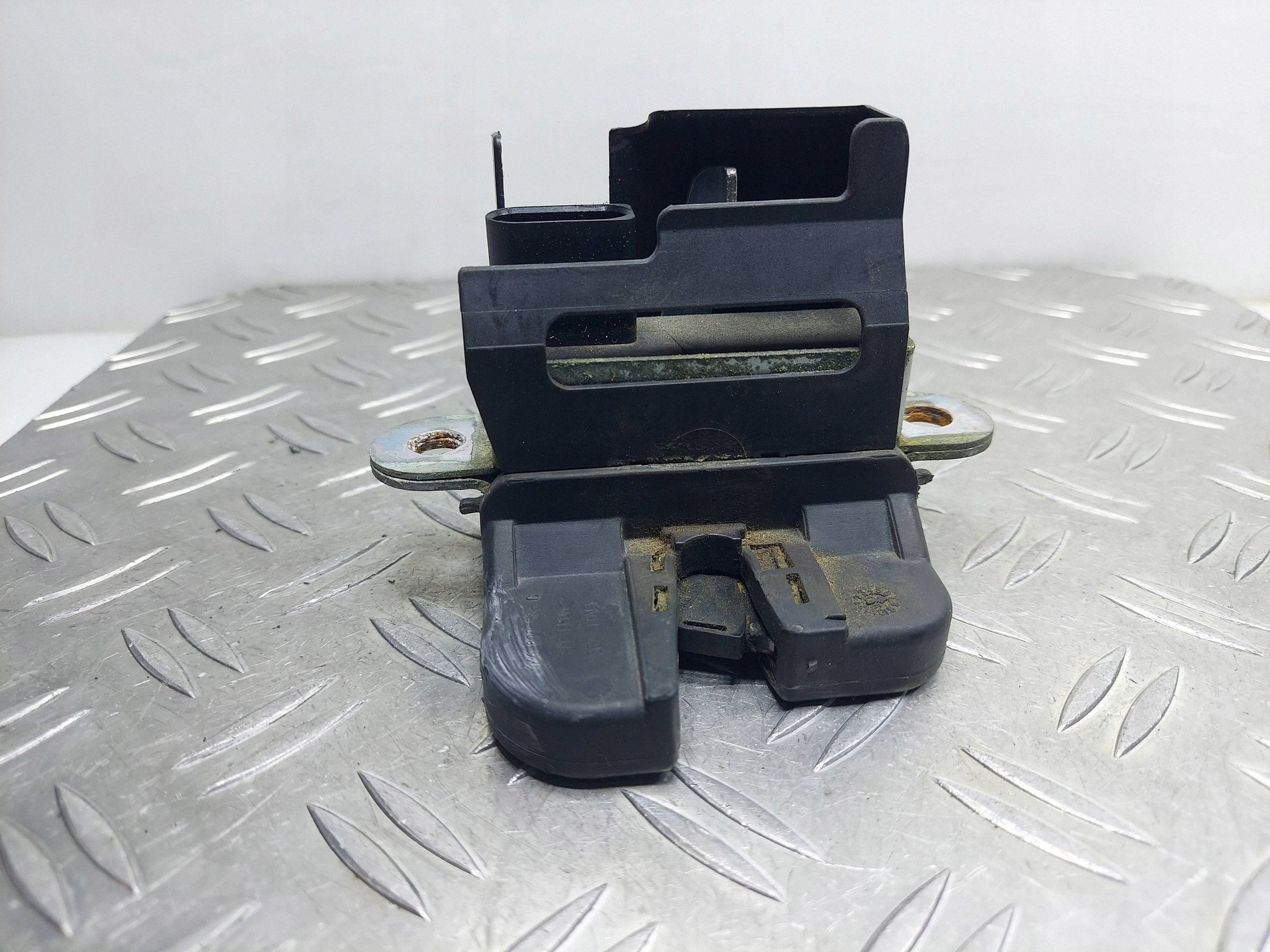 ZAMEK KLAPY BAGAŻNIKA VW PASSAT B6 KOMBI 3C9827645A