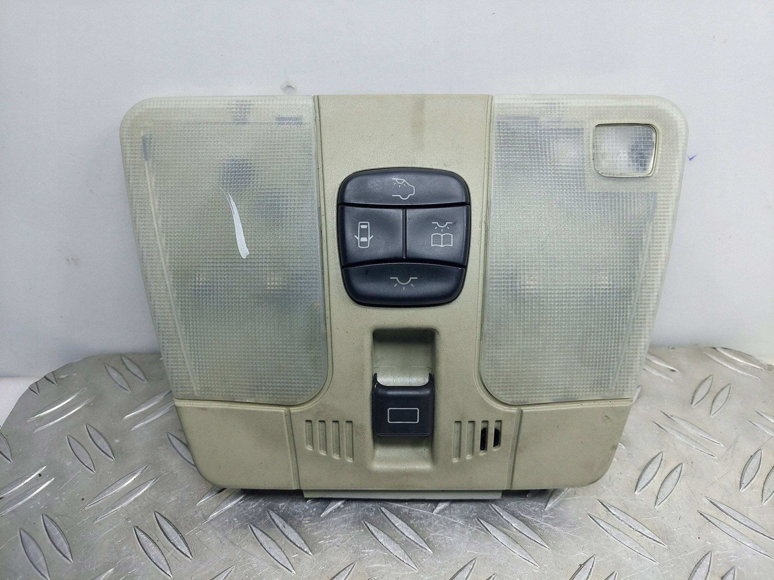 OŚWIETLENIE LAMPKA PODSUFITKI KABINY MERCEDES C208 148564