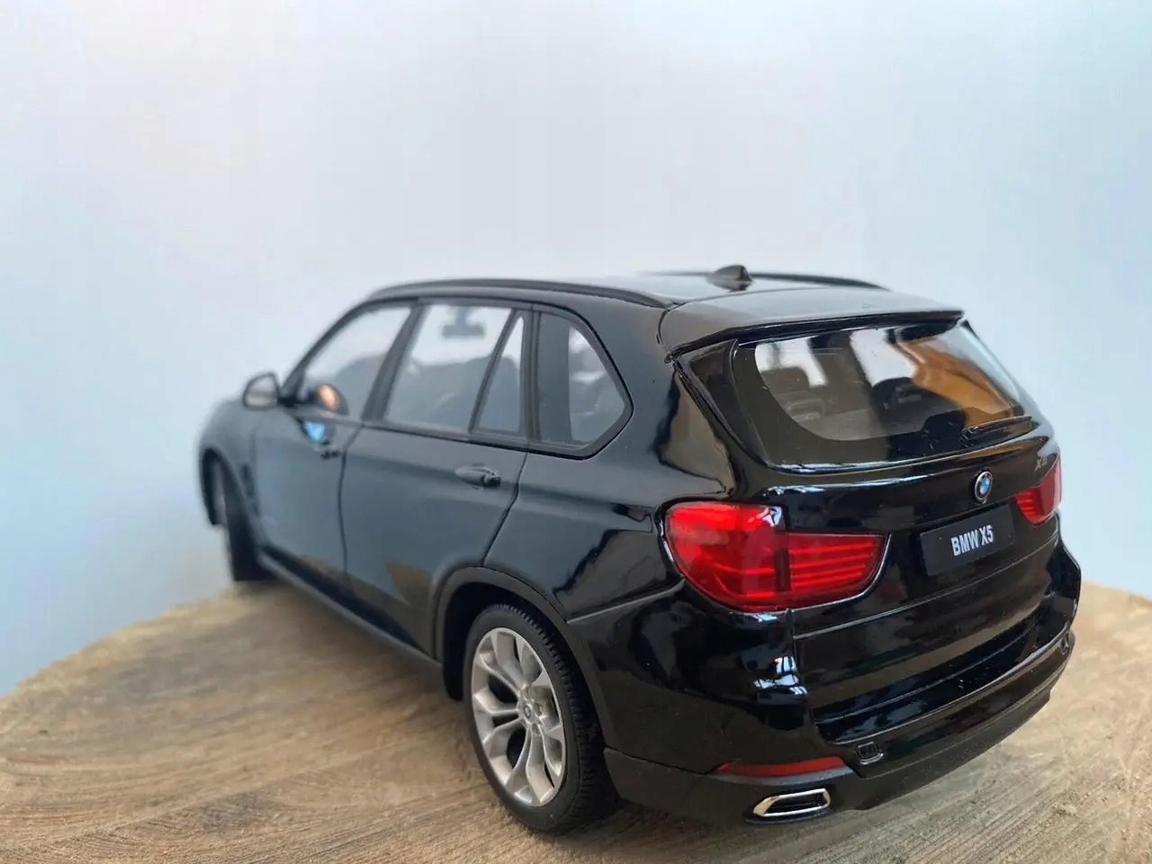 Model BMW X5 w skali 1:24 czarna kolekcjonerska miniatura luksusowego SUV-a
