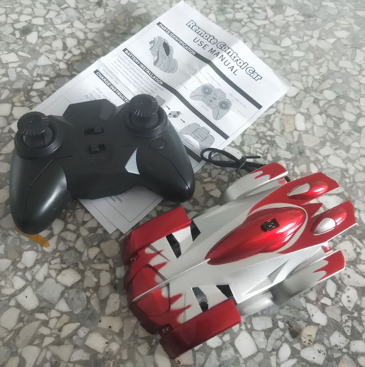 Samochodzik RC jeżdżący po ścianach i suficie (15x8x4,3 cm)