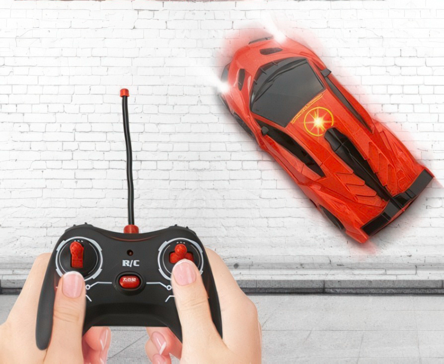 Samochód zdalnie sterowany jeżdżący po suficie i ścianach, z reflektorami