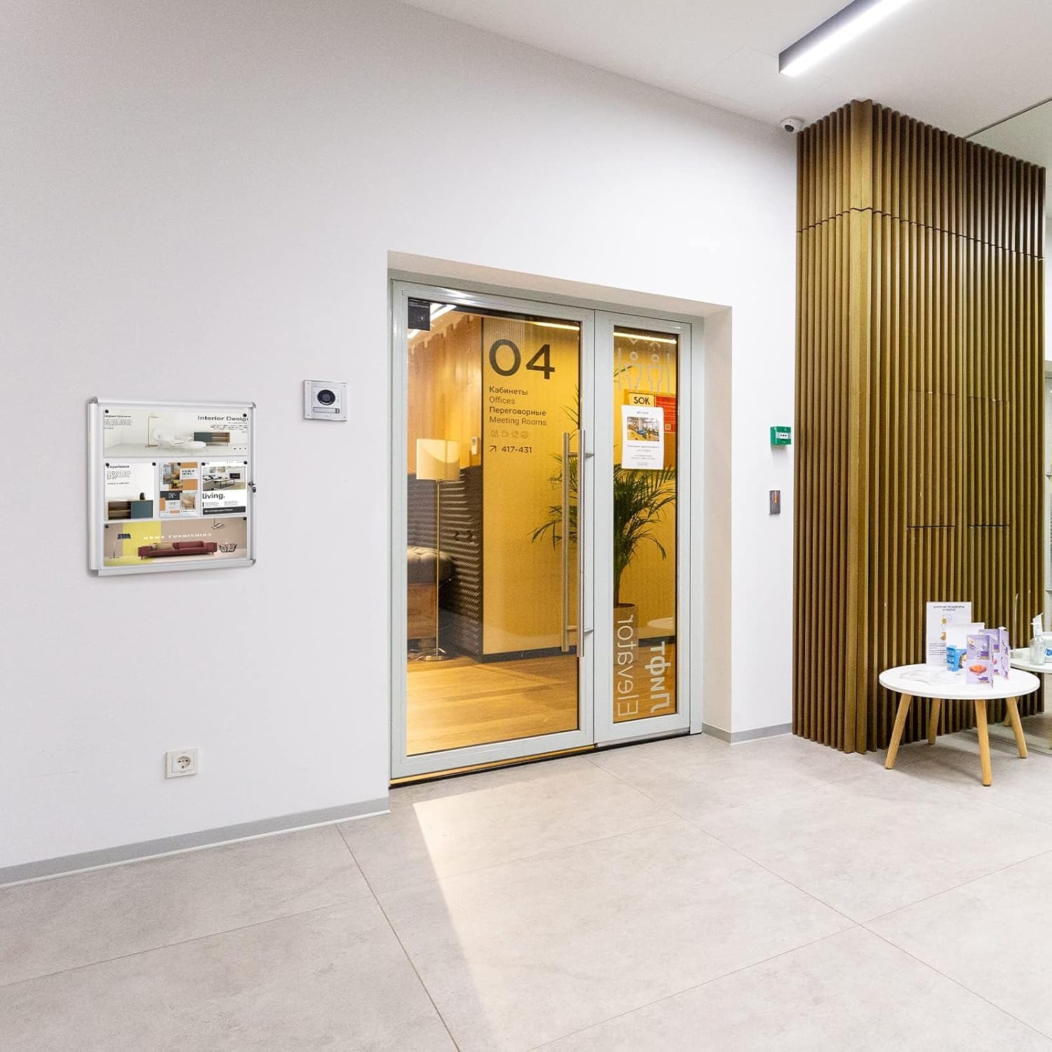 Tablica ogłoszeń zamykana Swansea biała z drzwiami 67x50 cm 4×A4