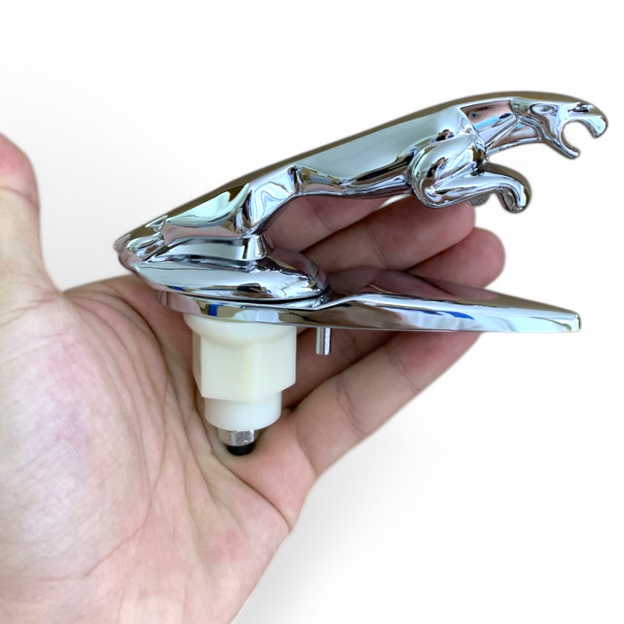 Emblemat Jaguar chromowany na maskę samochodu znaczek ozdobny celownik