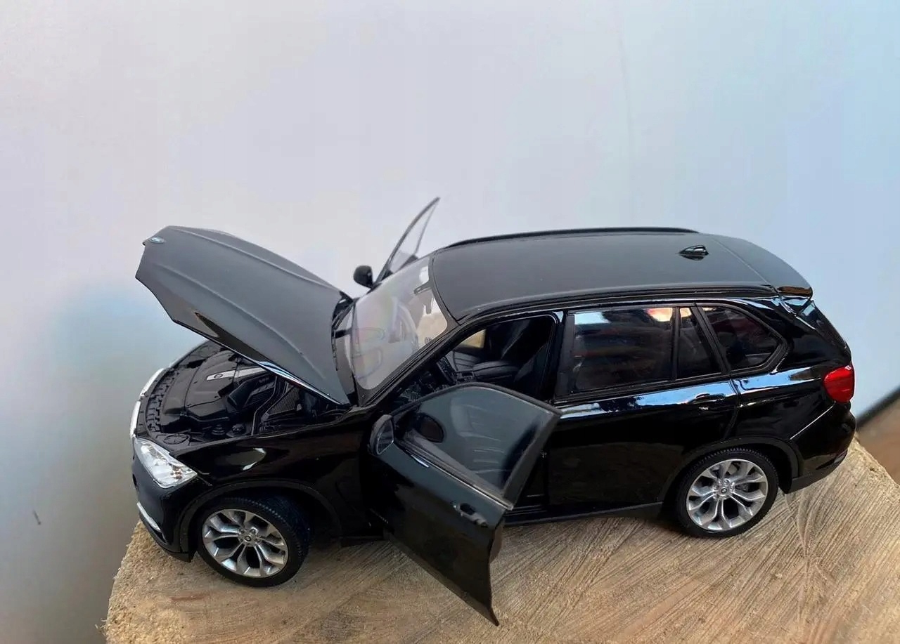 Model BMW X5 w skali 1:24 czarna kolekcjonerska miniatura luksusowego SUV-a